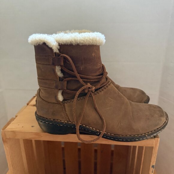 UGG Size 8 Brown Caspia Sheepskin-Lined Leather Winter Lace-Up Ankle Bootie Boot - Picture 15 of 16
